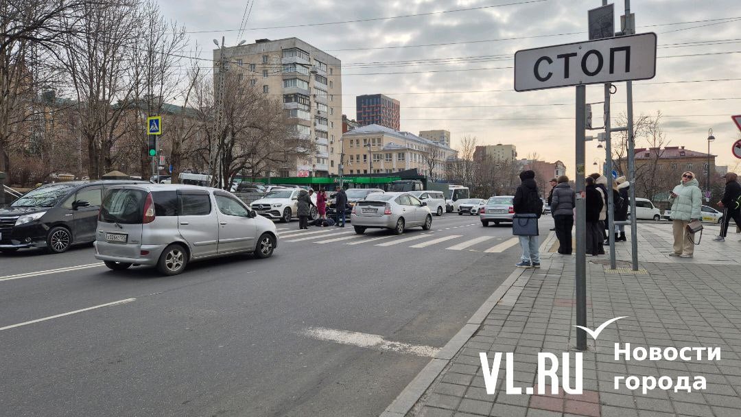 В районе Покровского парка на пешеходном переходе сбили мужчину.