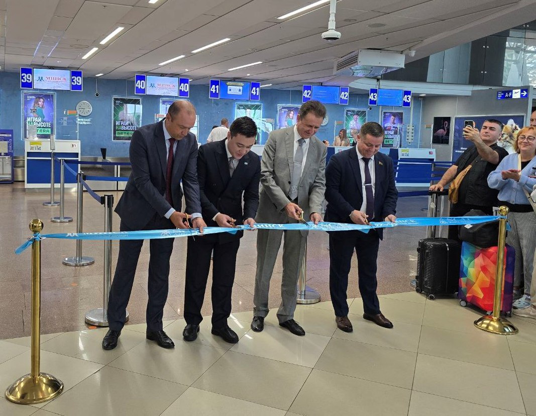 Рейс Алматы-Минск-Алматы открыт!  Авиакомпания SCAT Airlines начала выполнение регулярных рейсов из Алматы в Минск.  Встречали казахских партнеров в Национальном аэропорту Минск традиционным белорусским гостеприимством: хлеб-соль и приветственное "Добро пожаловать!". Водная арка первому рейсу также была.   Генеральный директор Национального аэропорта Минск Владимир Николаевич Череухин  поздравил представителей АО «Авиакомпания «SCAT» с открытием нового направления, а также поблагодарил авиакомпанию за оказанное доверие.   Полеты будут выполняться дважды в неделю: по средам и воскресеньям. Рейсы:  DV807 Алматы — Минск  05:30-09:00   DV808 Минск — Алматы  10:00-17:05