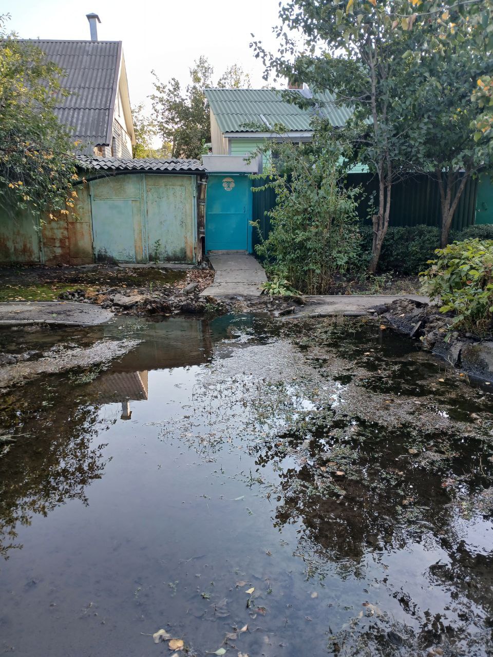 ‍ Жители переулка Рамонский 4 дня добиваются ремонта сети водоснабжения – кубометры воды льются на асфальт с воскресенья  – В домах нет воды, зато по проезжей части льётся настоящая река. Здесь живут в основном пожилые люди, у которых нет транспорта и возможности привезти воду для приготовления еды, не говоря уже о других удобствах. Нас заверили, что аварийная бригада выехала и вот-вот доедет. Нужно ли уточнять, что никто так и не приехал, – рассказали воронежцы.  В РВК заверили, что зарегистрировали заявку. Специалисты обследовали сети, нашли повреждение, а бригада скоро приступит к устранению аварии.   Большой воронежский. Подписаться