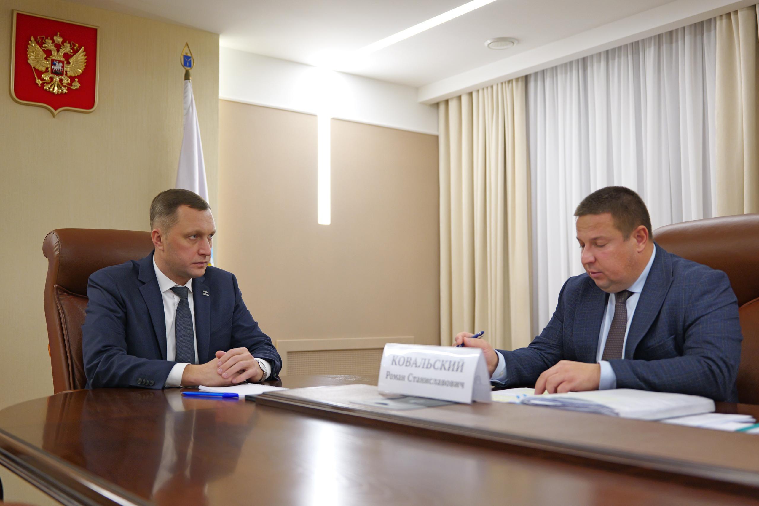 Саратовская область лидер по валовому сбору подсолнечника в России На сегодняшний день собрано свыше 2 1 млн тонн урожая что на 10 превышает показатель прошлого года на текущую дату Регион в числе первых и по другим показателям Зерновые культуры 1 место в ПФО и 7 место в России почти 5 5 млн тонн Овощи 1 место в ПФО 303 тысячи тонн Предварительные результаты работы агропромышленного комплекса обсудили с заместителем председателя правительства министром сельского хозяйства области Романом Ковальским Наши фермеры из года в год показывают лучшие результаты в растениеводстве Добиться этого получается в том числе за счет обновления техники В этом году аграрии закупили 365 тракторов 175 зерноуборочных комбайнов и более 1 5 тысячи единиц прочей техники на сумму около 11 млрд рублей Регион отмечен как один из самых активных по покупке сельхозмашин в лизинг в 2025 году поставлено 518 единиц техники на сумму 3 3 млрд рублей Высокие результаты показывает отрасль животноводства За 10 месяцев хозяйствами произведено 120 8 тысячи тонн скота и птицы 606 5 тысячи тонн молока более 1 млрд штук яиц Сельхозпредприятия показывают рост в сравнении с аналогичным периодом прошлого года за счет расширения производств В этом году объем инвестиций превысил 9 8 млрд рублей создано свыше 100 новых рабочих мест Прорабатываются еще 15 инвестпроектов из которых 2 по развитию молочного скота 13 по развитию птицеводства