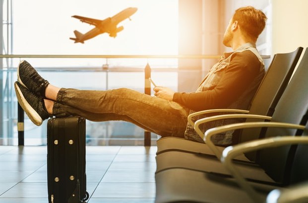 В праздничные дни с 31 декабря 2025 го по 11 января 2026 года жители России совершили 11 8 млн поездок по стране Это на 9 1 больше чем в прошлогодние новогодние каникулы говорится в исследовании СберАналитики oboz info turisty potratili 80 7 mlrd rublej za novogodnie prazdniki puteshestvuya po rf poschitali v sbere