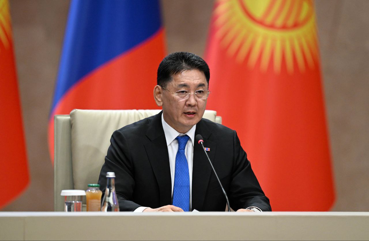 Ухнаагийн Хурэлсух на переговорах с президентом КР Жапаровым: Для Монголии Кыргызстан является важным партнером в Центральной Азии и своеобразным мостом, соединяющим регион. Мы стремимся развивать взаимовыгодное сотрудничество по всем направлениям, особенно в торгово-экономической сфере... С момента установления дипломатических отношений в 1992 году партнёрство между Монголией и Кыргызстаном стабильно развивается как на региональном, так и на международном уровне.