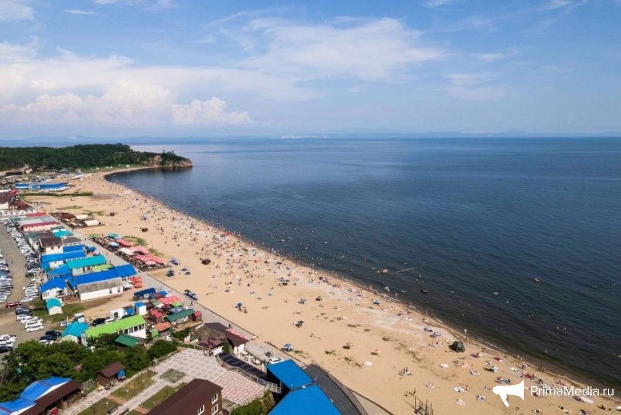 Пятизвёздочную гостиницу построят в рамках КРТ на Шаморе во Владивостоке Решение о его строительстве было принято на заседании правительственной комиссии по развитию жилищного строительства которая передала соответствующий участок в управление ДОМ РФ Согласно решению комиссии в оборот будет вовлечен имущественный комплекс на Шаморе включающий земельный участок площадью 2 7 гектара и здания общей площадью около 1 3 тыс кв метров Власти Приморья уже согласовали реализацию здесь проекта КРТ В его рамках и планируется возведение гостиницы Для получения детальной информации о будущем проекте КРТ корр ИА PrimaMedia обратилась с официальным запросом в краевое правительство Помимо этого комиссия одобрила комплексное развитие еще одной территории в черте Владивостока на участке площадью 1 8 гектара на улице Борисенко Здесь планируется возвести до 34 9 тыс кв метров жилья с объектами социальной и инженерной инфраструктуры Документация по планировке территории для этого проекта уже утверждена PrimaMedia в подпишись 18