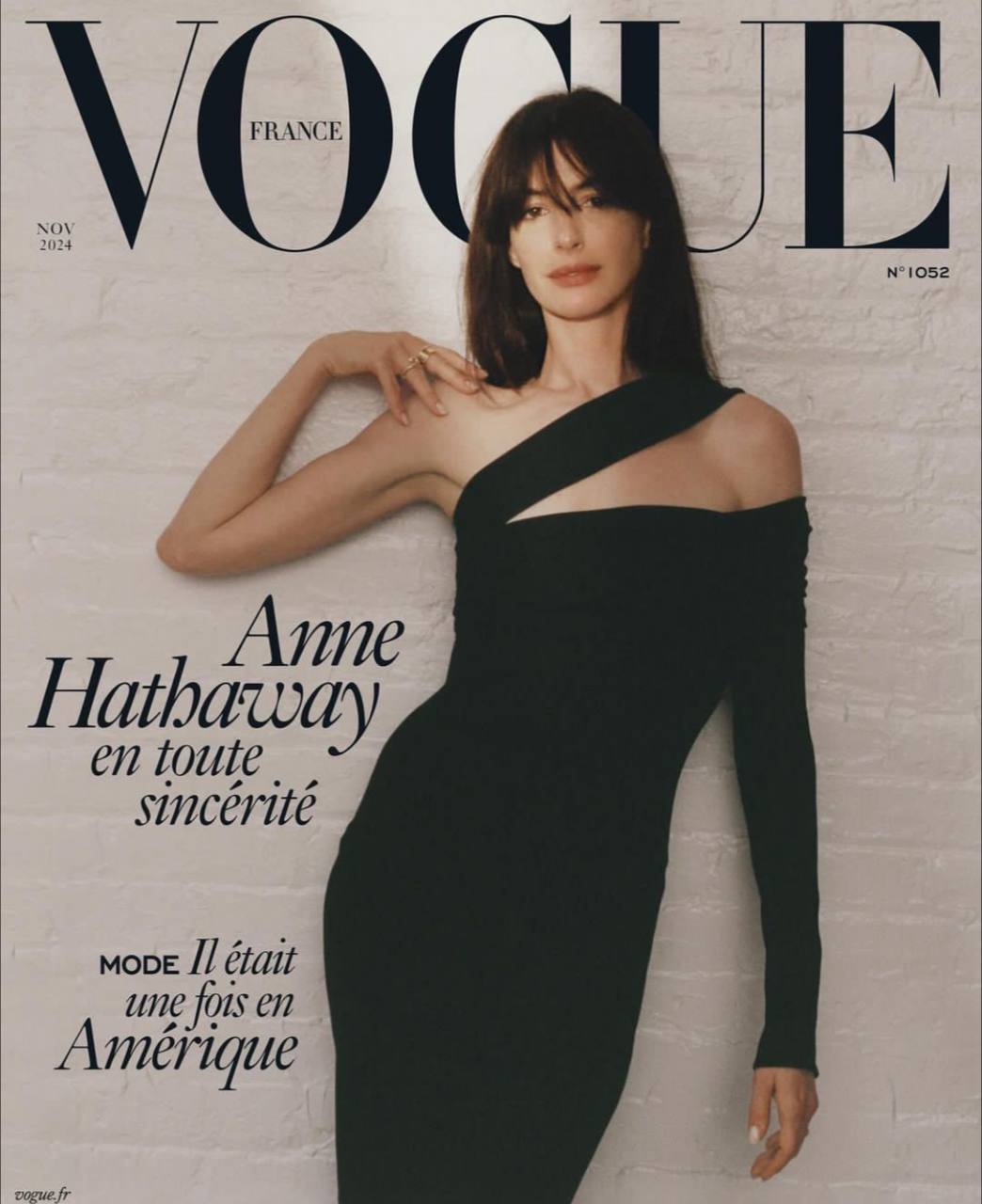 Энн Хэтэуэй на обложке и cover-story французского Vogue. Стилизовала съемку Тонн Гудман. Для Энн она подобрала образы Versace  естественно, ведь актриса — главный амбассадор бренда , Fendi, Gucci, Louis Vuitton, Balenciaga и, внезапно, Dickies. Украшения, понятное дело, Bvlgari. Энн и у них сейчас главный амбассадор.   Фото: Квентин Де Брей.