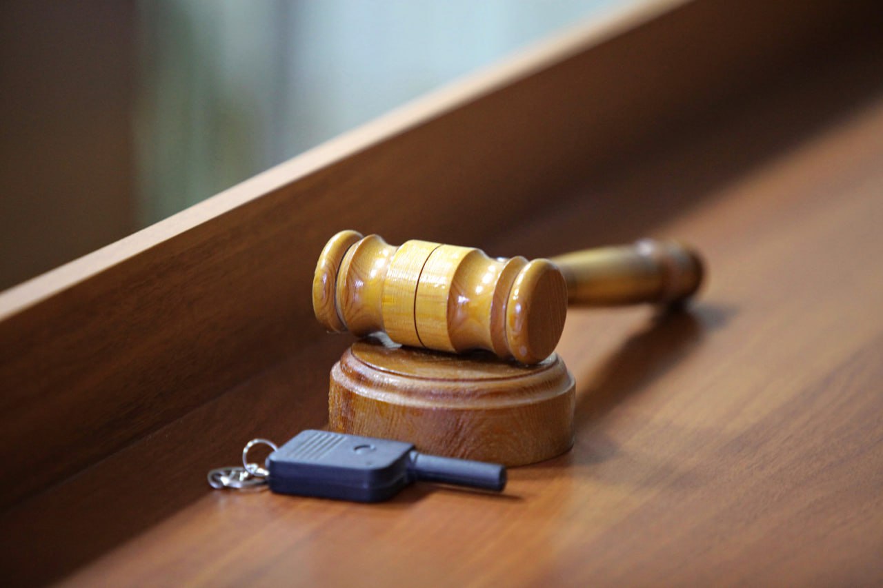 Участок с тремя 2 этажками возле сквера Героев Донбасса продадут под КРТ Из проекта постановления мэрии следует что под снос хотят отдать четыре здания индивидуальный дом на Пролетарской 161 и три жилые двухэтажки на Никитина 99 101 и 103 возведённые в 50 х годах прошлого столетия Площадь участка на котором находятся постройки 6366 кв метров Он расположен рядом со сквером Героев Донбасса На территории предусмотрено строительство капитальных объектов общей площадью 30 617 кв метров в том числе не более 15 915 кв метров квартир сказано в проекте Местность разрешено застраивать жильём высотой до 30 этажей и бизнес центрами также здесь можно размещать здания для здравоохранения образования культуры торговли и общепита спорта и индустрии развлечений Инвестора выберут по результатам торгов Подписаться на канал