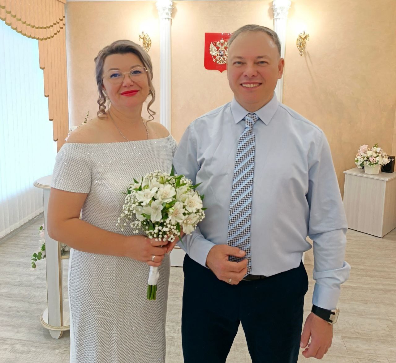 Любовь с первого взгляда супруги Земляновы отметили серебряный юбилей семейной жизни В День народного единства в отделе ЗАГС села Калманка 25 летие семейной жизни отметили супруги Земляновы Евгений и Татьяна Четверть века прошло с тех пор как супруги Земляновы впервые назвали друг друга мужем и женой Время показало что решение было принято правильно Разве могли они когда то представить что случайное знакомство на свадьбе младшего брата Евгения обернется тесным переплетением двух судеб в одну Это конечно была любовь с первого взгляда Уже через месяц Евгений сделал Татьяне предложение и с тех пор они не расставались Супругам вручили юбилейное свидетельство и поздравительный адрес начальника управления юстиции Алтайского края Оксаны Грохотовой управлениеюстиции АК органыЗАГС АК