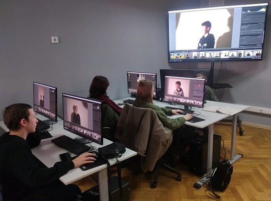 Юные сочинцы могут бесплатно пройти обучение в сфере креативных индустрий Школа креативных индустрий при Сочинском колледже искусств приглашает подростков 13 17 лет на бесплатное обучение по направлениям звукорежиссура современная электронная музыка фото и видеопроизводство анимация и 3D графика дизайн интерактивные цифровые технологии VR и AR Преподаватели действующие специалисты Классы оснащены современным оборудованием Образовательная программа рассчитана на 2 года Ежегодно в школу принимают 120 юных сочинцев Обучение модульное Первый год знакомство со всеми направлениями второй углубленное изучение выбранного Подробности по телефону 7 967 320 00 33 или на сайте колледжа