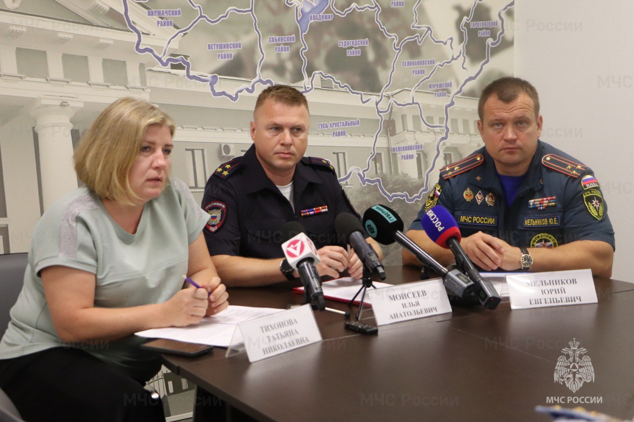 Представители МЧС, УМВД и волонтёры обсудили вопросы розыска людей, потерявшихся в природной среде, на пресс-конференции    Главная цель – в разгар активного сезона сбора грибов и ягод напомнить гражданам о необходимости соблюдать меры безопасности при походе в лес.  МЧС России напоминает о правилах безопасности:  отправляясь на лесную прогулку, обязательно сообщи своим родственникам – куда собираешься идти;  возьми с собой полностью заряженный мобильный телефон, запас воды и еды, фонарик, свисток;  надень одежду яркого цвета;  не отпускай в лес без сопровождения детей и пожилых родственников.   При пропаже человека следует немедленно звонить на телефоны полиции, либо на единый номер вызова экстренных служб «112».