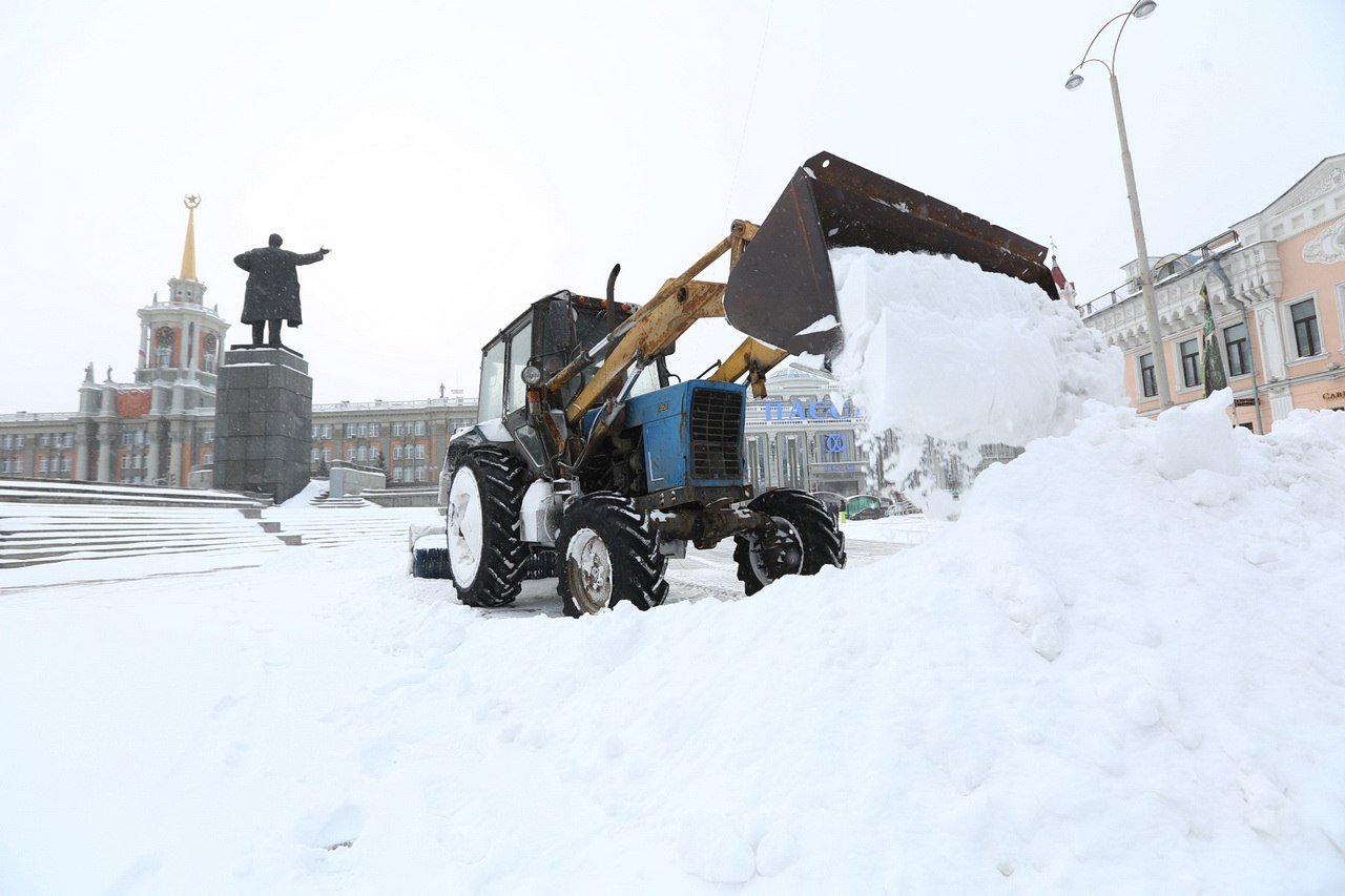 В Екатеринбурге плохо чистят дороги, выяснила прокуратура   В праздники проверки прошли в Верх-Исетском, Кировском, Октябрьском, Орджоникидзевском и Чкаловском районах. Оказалось, что дорожные службы не вывозят снег, а просто сдвигают его к бордюрам. Также снег не убирали рядом с пешеходными переходами, на остановках, тротуарах и проезжих частях.   Это считается нарушением закона. Прокуратура потребовала от руководителей дорожных служб исправить работу. Ранее за плохую уборку уволили главу Кировского района Владимира Боликова.    Новости из Екатеринбурга