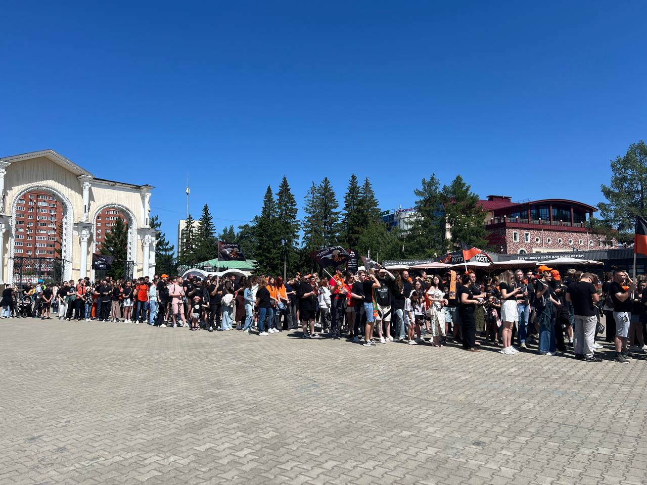В парке Маяковского начался масштабный парад болельщиков «Урала» Сотни фанатов екатеринбургского футбольного клуба в атрибутике «шмелей» с кричалками двигаются по главной аллее парка к сцене, где состоится торжественное открытие фестиваля «Урал Футбол Фест». Данил Паливода, «Областная газета» Подписаться на «ОГ» Прислать новость Поддержать канал