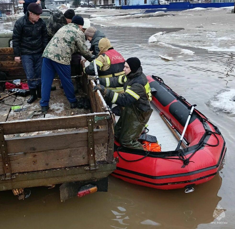 В МЧС показали, как помогают пострадавшим от паводка в Аше  В городе затопило 31 дом, сообщили в ведомстве.