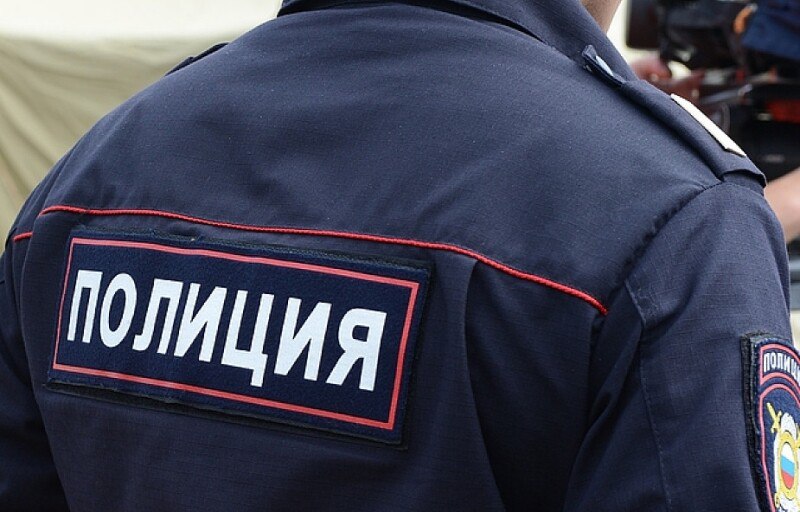 В екатеринбургском минобре женщина пострадала в конфликте с посетительницей По факту инцидента проводится полицейская проверка В Екатеринбурге женщина получила травмы в ходе конфликта с другой посетительницей во время приема в министерстве образования региона Пострадавшая написала заявление в полицию где начали проверку по факту произошедшего Инцидент произошел во время очереди на прием где 20 летняя россиянка хотела оформить перевод ребенка в другой детский сад По ее словам другая посетительница набросилась на нее повалила на пол и била головой об плитку В результате нападения у пострадавшей диагностировали закрытую черепно мозговую травму сотрясение мозга ссадины и гематомы Наши соцсети   taplink cc themoscowpost