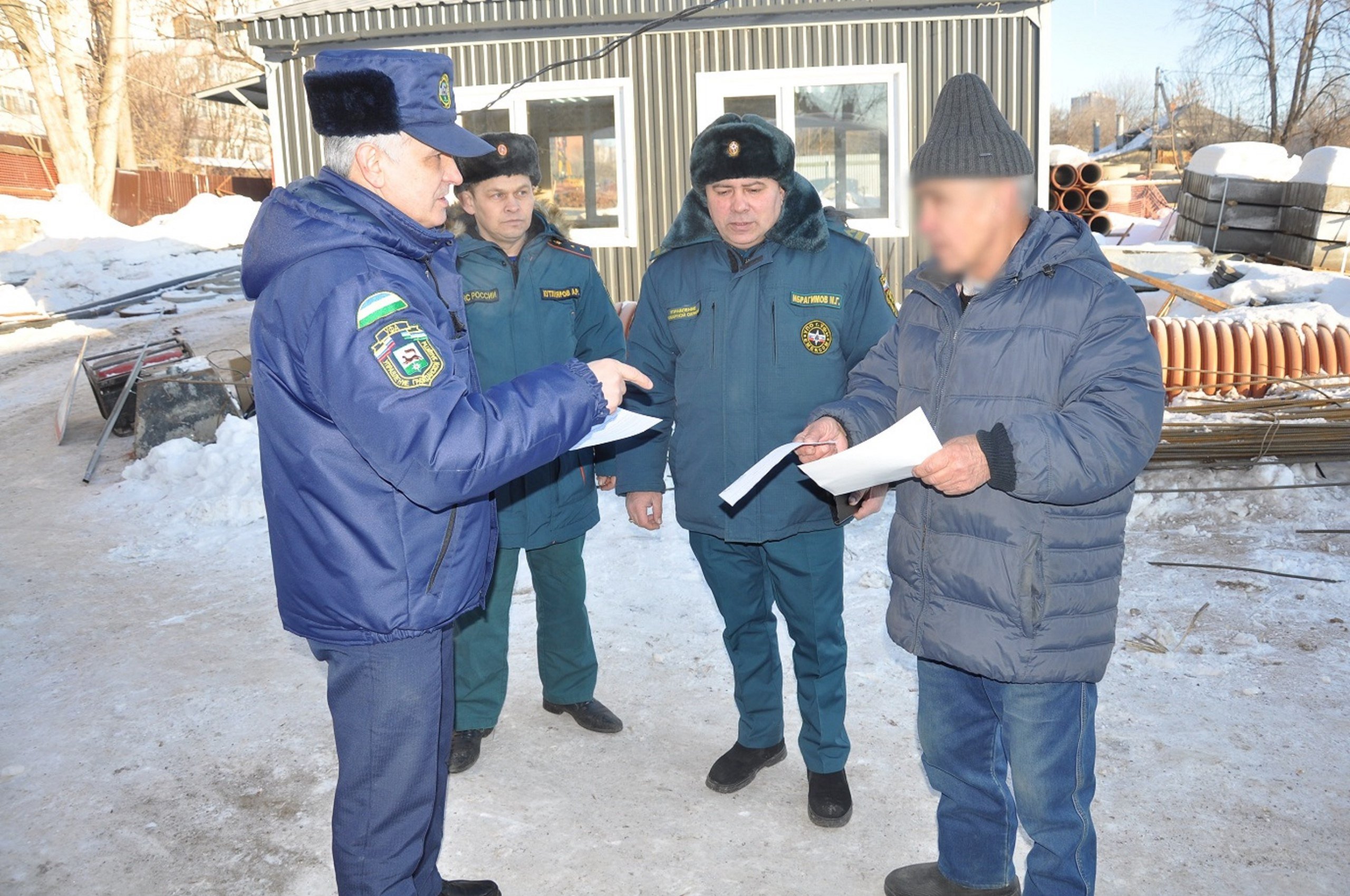 В частном секторе Советского района проходят противопожарные рейды   В Советском районе столицы сотрудники районного Управления гражданской защиты и Управления пожарной охраны систематически проводят профилактические рейды в частном секторе и напоминают домовладельцам о правилах пожарной безопасности.    По статистике основная часть пожаров, происходящих в городе, приходится на частный сектор, поэтому, проводя подворовые обходы, члены профилактической группы разъясняют жителям правила эксплуатации печного оборудования в домах и банях, предупреждают о необходимости быть осторожными и прииспользовании электроприборов.    Специалисты также раздают памятки, в которых указаны телефоны экстренных служб, куда необходимо звонить в случае пожара или иной нештатной ситуации.    ‍