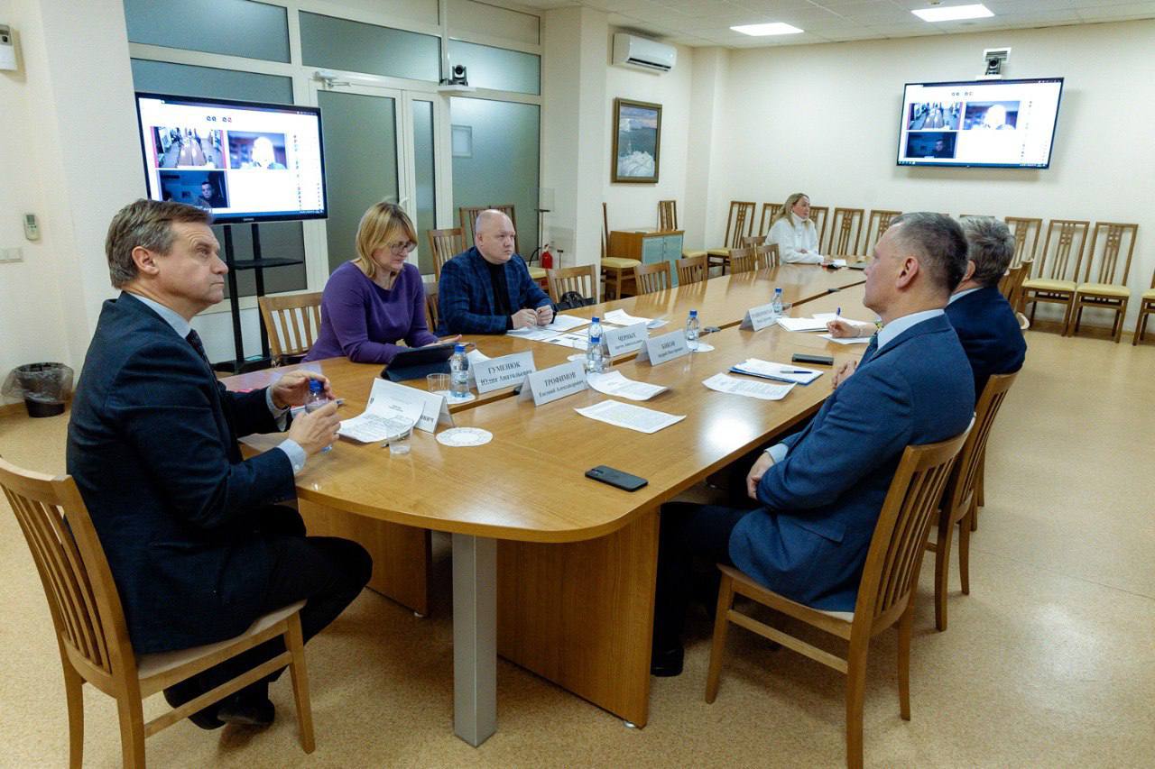 Нарушения на площадках с отходами в Красноярском крае будут фиксировать видеокамеры Накануне в Законодательном Собрании Красноярского края обсудили внедрение системы учета и контроля за обращением с отходами В совещании участвовали председатель комитета по природным ресурсам и экологии Виталий Дроздов представители министерства экологии администрации Красноярска и АО Смарт Диджитал Жители края часто жалуются на состояние контейнерных площадок На данный момент на нарушителей составляют протоколы им выписывают штрафы Но это требует выезда на место инспектора Фиксация с помощью видеотехники позволит как при нарушениях ПДД наказывать нарушителей автоматически без составления протокола Инициаторы проекта предлагают оборудовать системой слежения 200 проблемных площадок Главное что выяснилось каких то особенных изменений с правовой стороны внедрение системы не потребует Конечно это будет конкурс на оказание услуг думаю что он состоится уже в следующем году и мы сможем на краевой столице опробовать систему и навести порядок отметил председатель комитета по природным ресурсам и экологии Виталий Дроздов Фото Корнеев К Подписаться на sibnovosti ru предложить новость