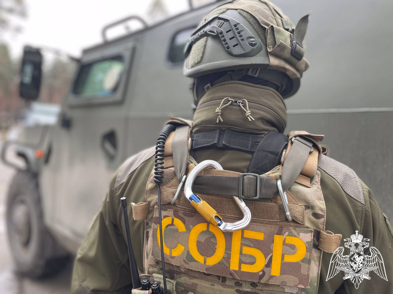 При силовой поддержке спецназа Росгвардии задержан подозреваемый в незаконном приобретении оружия и боеприпасов в Белгородской области Сотрудники СОБР «Белогор» Управления Росгвардии по Белгородской области оказали содействие сотрудникам УМВД и УФСБ России в задержании гражданина, подозреваемого в незаконном приобретении оружия и боеприпасов. 37-летний житель Корочанского района был задержан на территории поселка Томаровка Яковлевского муниципального округа. В ходе досмотра автомобиля, на котором передвигался злоумышленник, были обнаружены и изъяты автомат АК-74 и 60 патронов к нему калибра 5,45х39 мм. Согласно заключению экспертов, оружие и боеприпасы пригодны для использования по назначению. Возбуждено уголовное дело. Росгвардия. Центральный округ