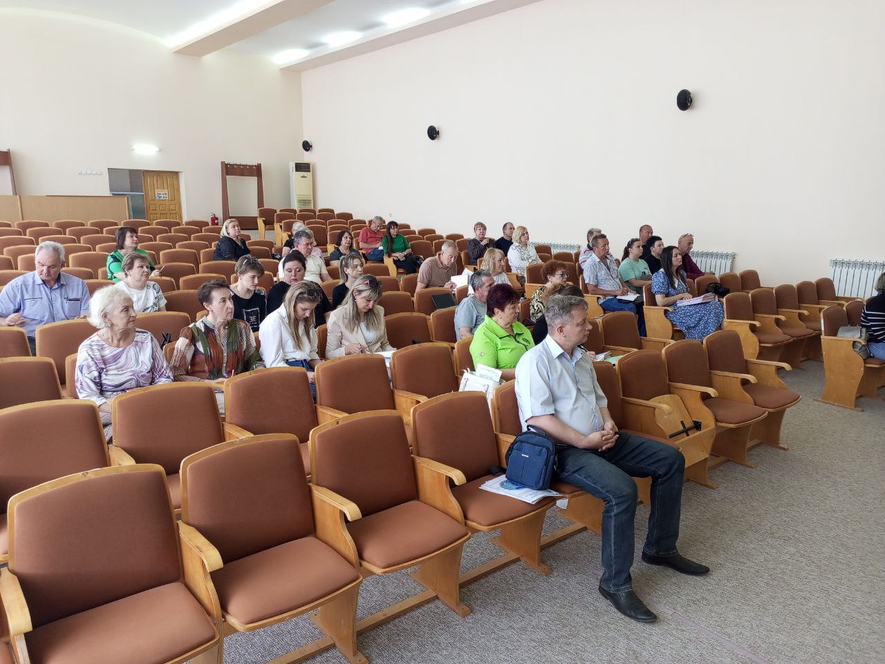 Состоялся семинар по вопросам охраны труда, пожарной безопасности и экологии В 2021-2025 годах прошло плановое обновление норм и правил охраны труда и пожарной безопасности. Внесены изменения в Трудовой Кодекс Российской Федерации. Учитывая необходимость повышения уровня компетентности в сфере профессиональной деятельности, улучшений условий труда возникает острая необходимость проведения мероприятий по вопросам применения требований законодательства Российской Федерации в области охраны труда, пожарной безопасности и экологии. 25 июня Администрация городского округа город Алчевск совместно с представителями ЧОУ ДПО «Учебный центр «Охрана труда и экология» провели семинар по вопросам охраны труда, пожарной безопасности и экологии. Подробнее читайте на нашем сайте.