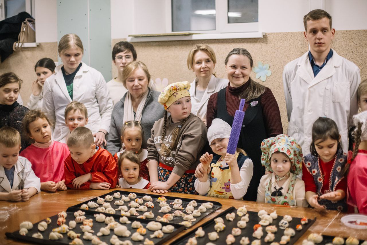 В воскресной школе Донского монастыря испекли жаворонков  На Руси существует обычай - в день памяти сорока Севастийских мучеников выпекать особенные булочки в виде жаворонков.   Жаворонки являются символами мученических душ, летящих на встречу Богу, а их пение в народном сознании ассоциируется с молитвой, которую принесли Христу мученики.  В праздничный день учащиеся воскресной школы при поддержке учителей и наставников испекли  жаворонков и приобщились к народному обычаю.   Фотогалерея