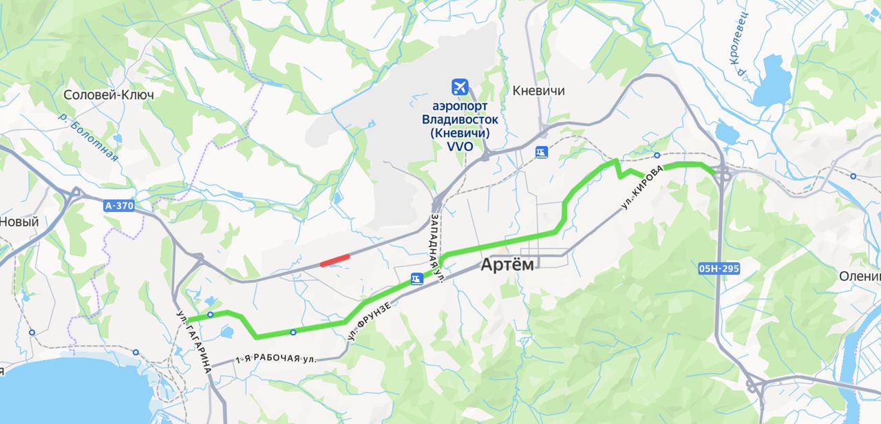 10 ноября в районе автоматического пункта весогабаритного контроля на подъезде к аэропорту стартует обновление асфальтобетонного покрытия Движение транспорта ограничат на участке 6 7 км последовательно по каждой полосе начиная с крайней правой в направлении аэропорта с последующим переходом на полосу встречного направления Во избежание заторов Примавтодор советует выбирать альтернативный путь через поселок Угловое Подписывайтесь на РБК Восток