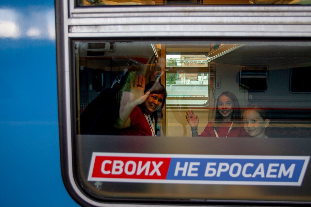 Семьи участников СВО из Северной Осетии отправились на экскурсию в Карелию Ветераны специальной военной операции и члены их семей, а также родные тех, кто погиб во время специальной военной операции из Северной Осетии отправились в тур по Карелии. В составе группы пять человек: Валерий Марзаев и его супруга Залина Адырхаева, Чермен и Мадина Базаевы, Фатима Мильдзихова. Группа отправится в увлекательное путешествие на туристическом поезде завтра с Ленинградского вокзала Москвы. «Приглашение принять участие в туре от фонда "Защитники Отечества" стало для меня приятным подарком. Никогда не была в подобном путешествии и надеюсь, что оно станет интересным» - поделались впечатлениями дочь погибшего участника СВО Фатима Мильдзихова. Семьи посетят города Петрозаводск, Сортавала, Выборг, остров Кижи, прокатятся на теплоходе по Онежскому озеру, побывают в горном парке «Рускеала», историческом парке и примут участие в Рыцарском турнире. Во время поездки узнают об истории и традициях Карелии, посетят места у архитектурных памятников. В рамках тура запланированы мастер-классы и интерактивы. «Своих не бросаем» - совместный социально-патриотический проект фонда «Защитники Отечества», компании «РЖД Тур», реализуемый при поддержке Министерства обороны России и РЖД. В рамках проекта подопечные фонда «Защитники Отечества» отправляются в железнодорожные туры по различным маршрутам. Всего в 2025 году запланированы 12 Ж/Д туров по 6 маршрутам: «Города Великой Победы», «По Золотому кольцу», «В Карелию», «Малахит», «Волжский вояж» и «Зимняя сказка». Из Северной Осетии в тур по Карелии смогут отправится 15 человек - ветераны СВО и члены их семей. #СвоихНеБросаем #ЗащитникиОтечества_РСО_А