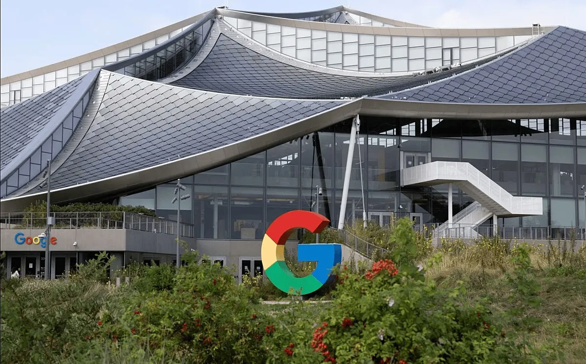 Google вслед за OpenAI подписала сделку с Пентагоном и разрешила использовать Gemini в любых законных государственных целях пишет The Information Накануне открытое письмо против соглашения подписали 600 сотрудников Google В феврале 2026 года от сделки отказалась Anthropic тогда Claude обошёл ChatGPT в топе App Store vc ru ai 2890822