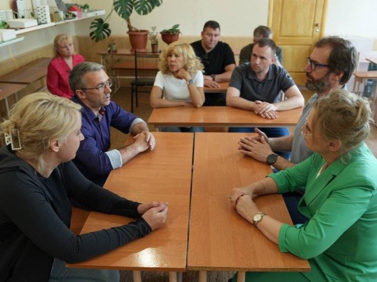 Депутаты Закcобрания посетили Кировский транспортный техникум в ЛНР. Спикер ЗС Александр Ведерников отметил, что для эффективного обучения студентов будущей профессии нужно постоянно обновлять учебные материалы и лабораторное оборудование в учреждениях системы СПО. Он предложил техникуму проработать вопрос участия в нацпроекте «Образование», который предусматривает финансирование этих направлений. Кроме того, парламентарии поделились опытом создания Концепции развития СПО, которая была разработана в Иркутской области по инициативе депутатского корпуса.