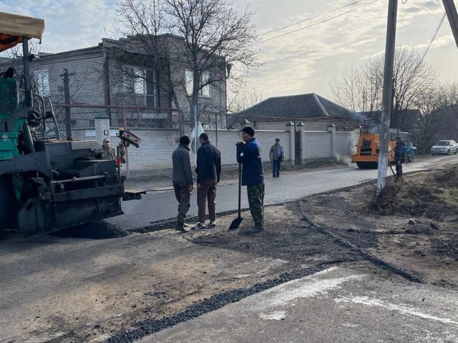 В Зеленокумске начат ремонт дороги по улице Ленина  Это вторая дорога местного значения в Советском округе, к ремонту которой в рамках реализации краевой госпрограммы «Развитие транспортной системы» приступили с наступлением благоприятных условий.  Много лет здесь проводился только ямочный ремонт, имелись трещины и неровности. Подрядчик уложил выравнивающий слой, идёт асфальтирование участка в 732 м от переулка Калина до Кооперативного. Предусмотрено также обустройство пешеходного перехода с искусственной неровностью, замена 19 светильников и установка знаков. Стоимость работ – более 7,6 млн рублей, субсидия миндора края составила 7,3 млн.  На ремонт дорог в округе в этом году планируется направить почти 84 млн рублей. Из них почти 79,6 млн - средства регионального бюджета, остальные - из окружного бюджета, - отметил глава округа Сергей Гультяев.  Объём краевого дорожного фонда в 2025 году по решению губернатора составит более 19 млрд рублей. 9 млрд из них направят на ремонт дорог местного значения.