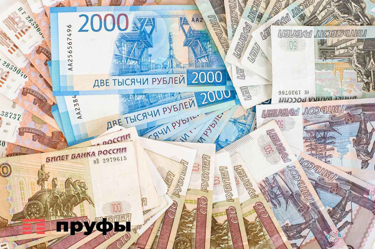 Эксперты оценили влияние новой ставки НДС в 22 на бизнес в Башкирии С нового года в России вступило в силу одно из наиболее значимых для экономики изменений основная ставка налога на добавленную стоимость увеличена с 20 до 22 Льготная ставка в 10 на социально важные товары продукты лекарства детские товары сохраняется Новый порядок применяется к товарам отгруженным с 1 января 2026 года независимо от даты оплаты По мнению экспертов это повышение затронет все этапы создания стоимости что в итоге почувствуют как компании так и конечные потребители Однако последствия будут разниться в зависимости от сектора экономики Как отмечает Кирилл Текшин генеральный директор юридической компании ТКВ Групп прямой эффект проявится в умеренном росте цен На высококонкурентных рынках бизнес вероятно будет какое то время гасить нагрузку за счет собственной прибыли чтобы не терять покупателей В отраслях с ограниченной конкуренцией или регулируемым спросом рост стоимости для потребителей может быть более быстрым и ощутимым При этом резкого скачка цен в одночасье не прогнозируется Эксперты выделяют целый ряд секторов которые ощутят повышение налога сильнее всего В их числе Розничная и оптовая торговля Строительство и девелопмент Общественное питание и сфера услуг Транспорт и логистика Обрабатывающие производства Повышение НДС создает дополнительные вызовы для МСП В то время как крупные компании с высокой оборачиваемостью могут быстрее перераспределить нагрузку малому и среднему бизнесу придется столкнуться с ростом издержек кассовыми разрывами и необходимостью корректировать финансовые модели поясняет эксперт по налоговым спорам Екатерина Кузнецова Усугубляет ситуацию для МСП и ужесточение условий для применения специальных ставок по НДС с 2026 года порог выручки для права на них снижен с 60 до 20 млн рублей с перспективой дальнейшего уменьшения до 10 млн Как полагают некоторые аналитики налоговая нагрузка может подтолкнуть часть предпринимателей к поиску схем оптимизации в том числе к расчетам наличными Однако по мнению руководителя Tax Ruling Михаила Ефимова массового ухода бизнеса в теневой сектор не произойдет Налоговые органы активно развивают аналитические инструменты позволяющие выявлять несоответствия между доходами и расходами что делает серые схемы всё более рискованными Обратная связь Подписаться Подписаться в Max