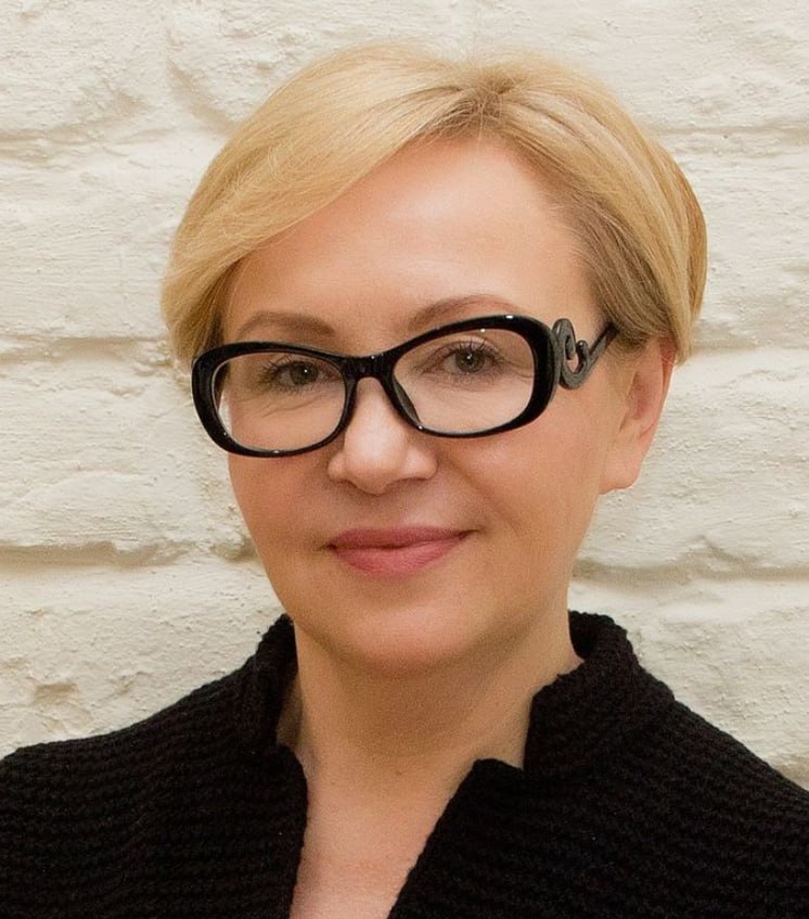 Гендиректор Национального музея РТ Алиса Вяткина покинет должность Она возглавляла музей с марта 2022 года а до этого работала первым заместителем и и о гендиректора учреждения Под руководством Вяткиной например во внутреннем дворе музея запустили летний фестиваль hАВА проводили выставки с Российским этнографическим музеем Еврейским музеем и центром толерантности музеем заповедником М А Шолохова музеем истории ГУЛАГа а также несколькими проектами отпраздновали 1100 летия принятия ислама Волжской Булгарией inde io news gendirektor naczionalnogo muzeya rt alisa vyatkina pokinet dolzhnost
