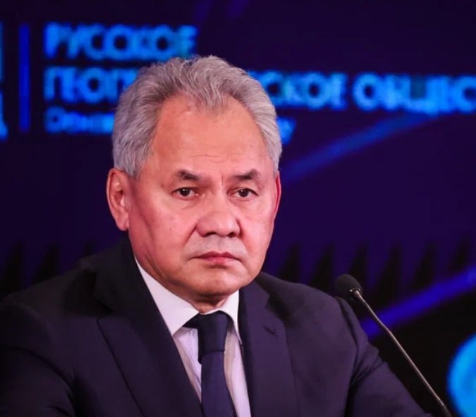 МК Шойгу хотели взорвать на Троекуровском кладбище Журналисты раскрыли имя высокопоставленного чиновника которого планировала ликвидировать диверсионная группа обезвреженная сотрудниками ФСБ в Москве 3 дня назад Как стало известно МК покушение готовилось на секретаря Совета Безопасности РФ Сергея Шойгу Взрыв планировался на Троекуровском кладбище в Москве у могилы близких Шойгу Устройство намеревались замаскировать под видеокамеру спрятанную в вазе с цветами ФСБ задержала троих предполагаемых соучастников супружескую пару россиян страдающих наркотической зависимостью и нелегального мигранта из одной из стран Центральной Азии который разыскивается в Киеве за убийство Пара согласилась установить заминированную вазу в обмен на дозу Фото Роман Наумов URA RU