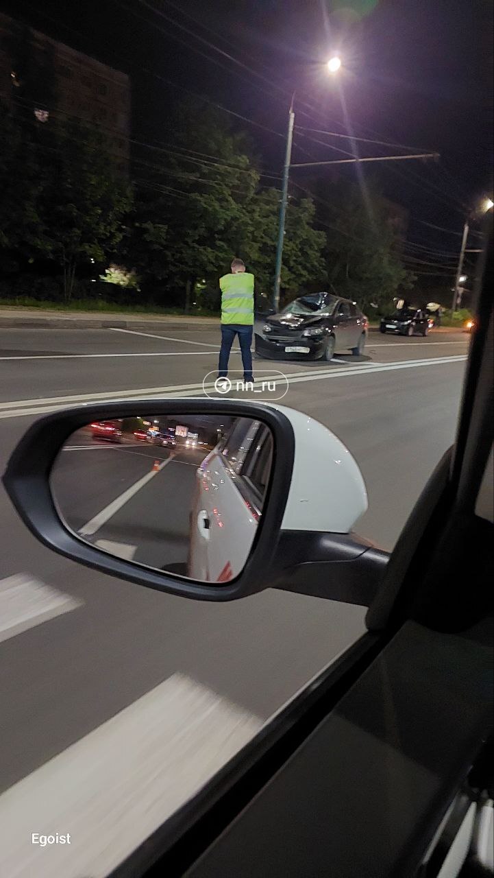 Пьяный нижегородец насмерть сбил мужчину, перебегавшего дорогу недалеко от пешеходного перехода. Авария произошла вчера вечером на улице Народной, 46. В ДТП погиб пешеход, личность которого сейчас устанавливается. 43-летний водитель Volkswagen получил легкие травмы. Подпишись Предложи новость
