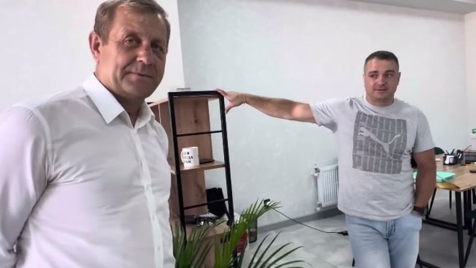 А вас попрошу вернуться в Тайган Зубков пригласил своего спасителя из Ростовской области в гости В крымском парке львов Тайган 22 июня произошло жестокое ЧП В сафари где на свободном выгуле находятся два десятка львов один из хищников атаковал хозяина зоопарка Олега Зубкова Царь зверей сбил с ног 57 летнего мужчину и впился клыками в шею Пресс секретарь сафари парка Татьяна Алексагина которая находилась рядом сумела отбить своего босса от зверя пустив в ход пластмассовое ведро и совок и напоследок протаранив зверя электромобилем Но оттащить раненого в безопасное место у женщины не хватило сил С моста перехода где стояли зрители в вольер спрыгнул молодой мужчина который и помог вытащить Олега Зубкова из вольера Если бы не этот парень могло бы произойти непоправимое рассказала Татьяна Алексагина Подробнее