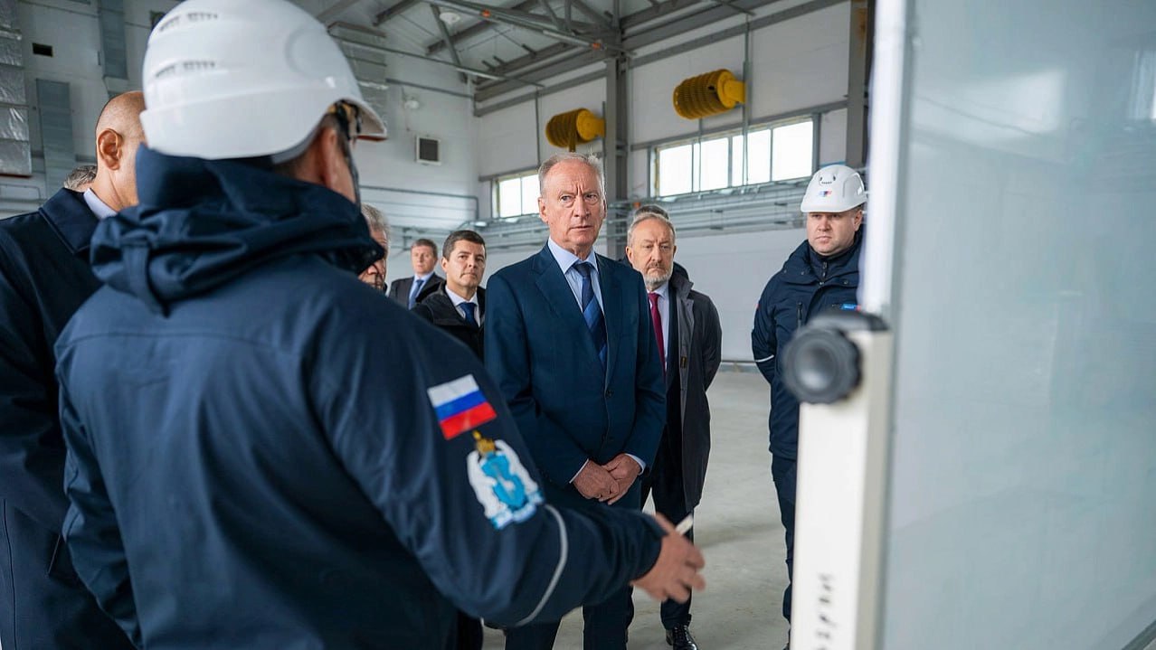 Помощник президента России Николай Патрушев приехал на Ямал Он возглавляет Морскую коллегию и в рамках визита посетил Сабетту Там его встретил губернатор Дмитрий Артюхов В программе были стройка арктического спасцентра МЧС завод Ямал СПГ и морской терминал порта Патрушев отметил что Сабетта стратегическая точка для Арктики Через неё в 2024 году прошло больше 60 грузов Северного морского пути Он также обсудил безопасность судоходства в Обской губе и развитие транспортной системы для арктических нефтегазовых проектов пресс служба губернатора ЯНАО Уралити