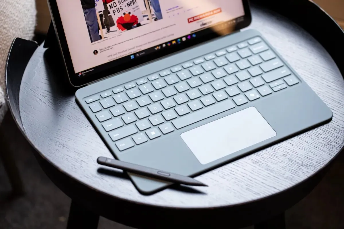 Microsoft резко повысила цены на всю линейку Surface из за глобального дефицита оперативной памяти ︎ Surface Pro 13 и Surface Laptop 13 8 подорожали с 999 до 1499 ︎ Более дешёвые Surface Pro 12 и Surface Laptop 13 тоже подорожали с 799 до 1049 и с 899 до 1199 соответственно ︎ 15 дюймовый Surface Laptop теперь стартует с 1599 было 1299 а максимальная конфигурация со Snapdragon X Elite 64 ГБ RAM и 1 ТБ SSD стоит 3649 The Verge новости iphonesru