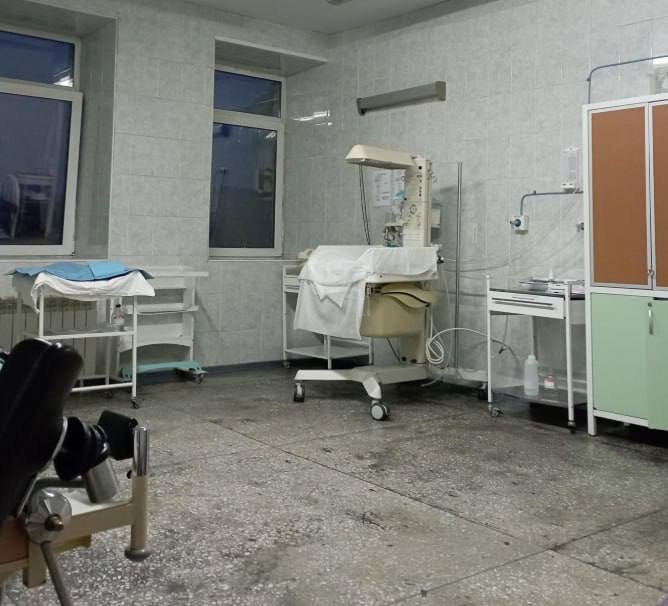 После массовой гибели новорожденных в Новокузнецке стали всплывать ужасные подробности с других роддомов России Так роженицы из Калининграда рассказали как в региональном перинатальном центре калечили их детей 26 летняя Анжелика готовилась к рождению сына Беременность шла хорошо анализы были идеальными но сами роды пошли сложно После 1 5 часа безуспешных потуг врачи начали выдавливать ребенка Мальчик родился с огромной гематомой на голове и посиневшей кожей его поместили в реанимацию Анжелика навещала сына и буквально наблюдала как он гниет заживо Спустя 44 дня Савелий умер из за сепсиса и кровоизлияния в мозг вызванного родовой травмой Позже независимый специалист рассказал женщине что у нее узкий таз и врачи изначально должны были предложить кесарево сечение Другая роженица Вероника пять часов умоляла врачей сделать кесарево она рожала уже больше суток и силы покидали ее Когда медики решились на операцию то было слишком поздно Девочка появилась на свет без признаков жизни завести ее сердце удалось лишь через 10 минут Прожила она всего два дня В других случаях новорожденные выжили но получили серьёзные травмы Ольге сделали наркоз а когда девушка очнулась то ребёнок лежал на реанимационном столе с травмами Оказалось что врачи вытянули его щипцами сломали 4 ребра а также ручку Ребенка другой роженицы Анны достали с помощью вакуумного аппарата Женщина увидела на его голове гематому но врачи успокоили её отговорками При осмотре у другого специалиста оказалось что мальчику сломали кости черепа Девушки объединились и добились возбуждения уголовных дел по факту халатности медперсонала Сейчас они пытаются вызвать общественный резонанс