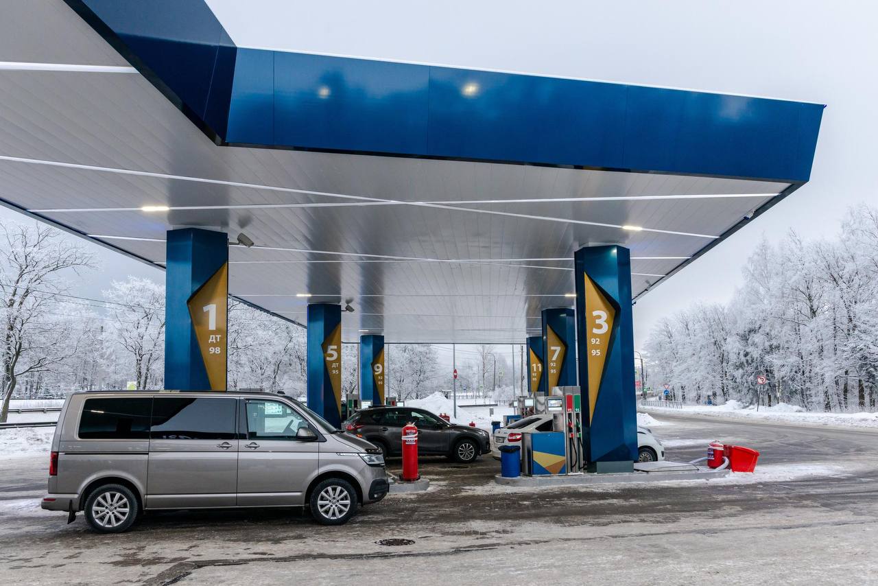 Госдуме предложили заморозить цены на бензин до 2026 года Установить мораторий на повышение цен на АИ 92 АИ 95 и дизельное топливо предложил председатель Справедливой России Сергей Миронов Мера будет носить временный характер с заранее объявленными и объективными критериями завершения уточнил парламентарий Она обеспечит прозрачность сохранит конкуренцию и инвестиционные стимулы при этом защитит граждан от непропорционального роста обязательных расходов С начала года бензин в Петербурге подорожал на 7 Больше всего рост цен заметили у марки АИ 92 стоимость которого повысилась на 7 2 относительно прошлогоднего декабря и составила 59 70 рублей за литр в сентябре текущего года АИ 95 подорожал на 6 9 Михаил Тихонов ДП Подписаться на ДП в Telegram MAX