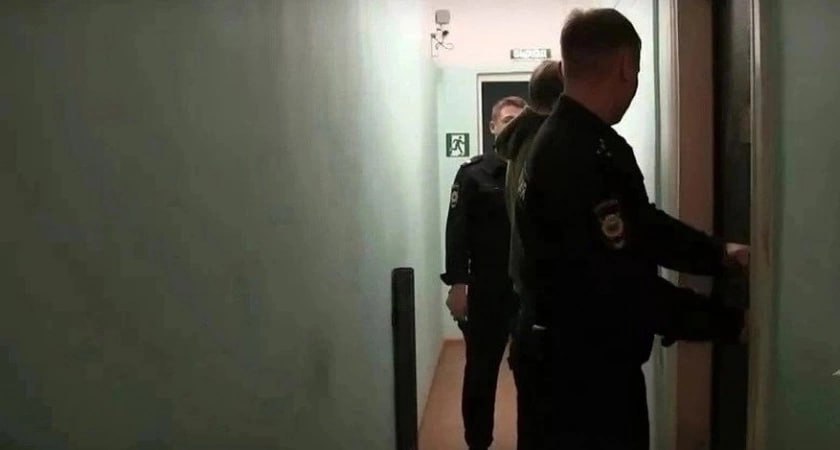 В Лузе мужчина ударил гостя топором по голове во время ссоры  63-летний ранее судимый местный житель принимал у себя 46-летнего знакомого. Во время застолья между мужчинами возникла ссора, переросшая в жестокое нападение. В разгар конфликта хозяин дома схватил топор и нанес удар обухом по голове гостю. От полученных травм потерпевший потерял сознание. Потерпевшего доставили в больницу. Состояние пострадавшего оценивается как тяжелое. Сотрудники полиции, оперативно прибывшие на место преступления, задержали 63-летнего мужчину.  Подписаться