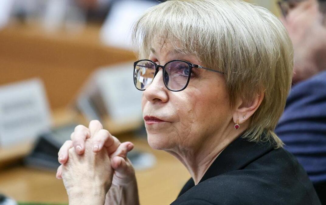 В СПЧ предложили создать исследовательский центр паллиативной помощи С инициативой выступила член президентского Совета по правам человека Ольга Демичева Хотелось бы чтобы этот центр был потому что и вопрос телемедицинской консультации и вопрос единого регулирования системы паллиативной помощи по всей стране стоит достаточно остро сказала она Демичева призвала пересмотреть определение паллиативной помощи в законодательстве Она отметила что термин неизлечимые больные сейчас фигурирует в 323 федеральных законах Член СПЧ считает что это понятие надо пересматривать с позиций формулировки Всемирной организации здравоохранения гуманизма и здравого смысла Подписаться на Говорит Москва Telegram VK MAX