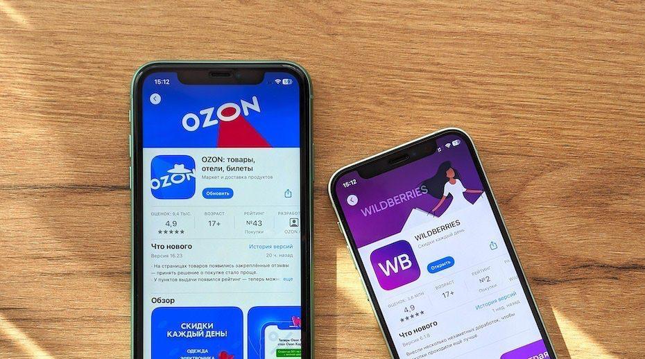 Купить эти праздничные товары на OZON и Wildberries теперь будет очень сложно МЧС РФ выдал маркетплейсам поручение о запрете хранения и выдачи пиротехнических изделий а также легковоспламеняющихся и горючих жидкостей за исключением медицинских изделий и косметической продукции Это значит что заказать условные фейерверки и забрать их из любимого ПВЗ в первом этаже своей многоэтажки теперь не получится Для этой цели придется поискать пункт выдачи который не расположен в жилом доме например отдельно стоящие пункты либо же секции в торговых центрах или супермаркетах В МЧС пояснили что хранение пиротехники и горючих жидкостей в жилых домах в случае пожара осложнит его тушение и может угрожать жизням людей iguides