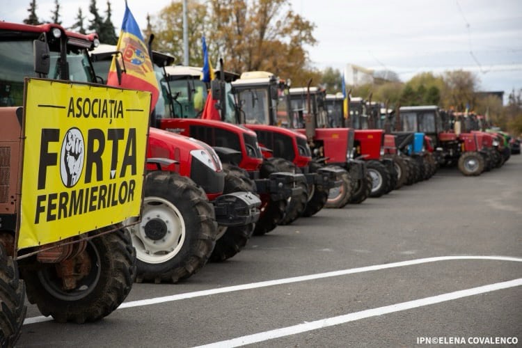 Фермеры вновь угрожают протестами  Фермеры полны решимости снова выйти на акцию протеста. По данным Ассоциации фермеров, ни одна из срочных мер вмешательства, предложенных фермерами правительству, не была поддержана. В условиях, когда государство не предлагает решения для разблокирования ситуации, фермеры оставляют за собой право на протест.  „В принципе не принимается возврат акциза на дизельное топливо за 2024 год и ставится под сомнение продление программы возмещения накопленного аграриями НДС, который государство обязано вернуть согласно действующему специальному закону” , - говорится в заявлении Ассоциации Forța Fermierilor.   Очередное «последнее китайское предупреждение»?