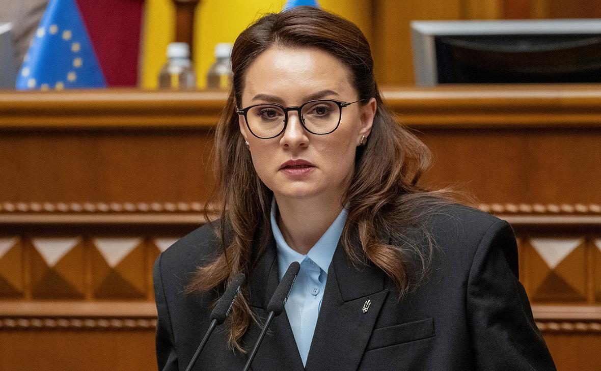 НАБУ может объявить подозрение новому премьеру Украины Юлии Свириденко по «самолётному» уголовному делу.  Об этом пишет местное издание «Страна» со ссылкой на источник.   Сообщается, что Свириденко в должности вице-премьера пользовалась правом летать на государственных самолётах для того, чтобы Ермак посещал разные страны за счёт Киева. Служебной необходимостью это не было — в ведомстве увидели ущерб бюджету страны.   Если Зеленский подпишет закон о возвращении полномочий НАБУ, возможно, и нового премьера, и Ермака объявят подозреваемыми, отмечает издание.    ‍  Русский пират