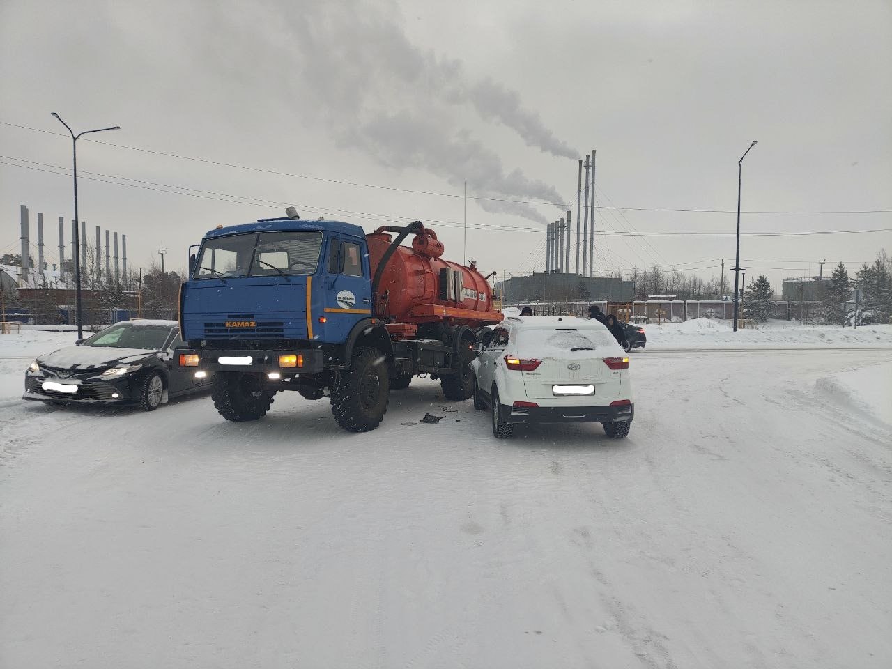 За прошедшие сутки на дорогах Ямало-Ненецкого автономного округа зарегистрировано 4 ДТП, последствиями которых стали механические повреждения транспортных средств.     С начала 2025 года на ямальских дорогах в 14 зарегистрированных ДТП 1 человек получил травмы.     В Госавтоинспекции призывают всех участников дорожного движения быть внимательнее на дорогах и соблюдать ПДД. Водителям рекомендуют выбирать скоростной режим с учетом дорожных и метеорологических условий. Пешеходам, в темное время суток, рекомендуют размещать на верхней одежде световозвращающие элементы.  #мвдроссии #полиция #гибддянао  #гибдд #янао  #дтп