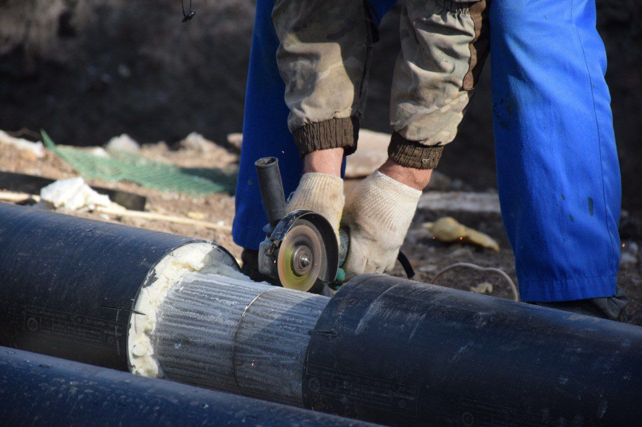 По нацпроекту Инфраструктура для жизни в Тамбовской области ведется масштабная модернизация коммунальной инфраструктуры Как сообщили в министерстве ТЭК и ЖКХ региона на мероприятия по строительству реконструкции и капитальному ремонту инженерных сетей до 2027 года будет направлено более 710 8 миллиона рублей В 2025 году работы велись на девяти объектах На данный момент завершен капитальный ремонт сетей теплоснабжения и горячего водоснабжения на пяти объектах в Тамбове Это позволило улучшить условия проживания для 7 5 тысячи жителей областного центра Параллельно ведутся работы по капитальному ремонту теплосетей в городе Котовске ввод которых в эксплуатацию запланирован на 2026 год Строительство объектов продолжается в Мичуринске Жердевке и поселке Сатинка Сампурского округа В министерстве ТЭК и ЖКХ региона отмечают что главный эффект от реализации программы обеспечение жителей качественными коммунальными услугами Фото администрация города Тамбова Наши новости в МАХ