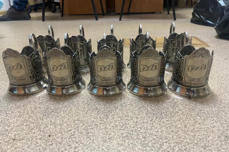 В Челябинске кладовщица РЖД украла более 200 фирменных подстаканников чтобы подзаработать но спалилась В Челябинске суд скоро рассмотрит дело 56 летней кладовщицы пассажирского вагонного депо которая видимо решила собрать свою частную коллекцию Женщину обвиняют в краже крупной партии знаменитых фирменных подстаканников РЖД Всё происходило не спеша с 2024 по 2025 год Кладовщица просто прятала товар у себя на складе Когда коллекция стала внушительной она погрузила подстаканники и вывезла их домой на такси Правда личный бизнес не задался Полицейские нашли у нее дома 206 подстаканников а еще 10 штук она успела продать знакомому по дешевке Ущерб для железнодорожного предприятия составил почти 200 тысяч рублей Женщина свою вину полностью признала и уже вернула всю сумму Материалы дела переданы в суд Советского района Челябинска Южно Уральское ЛУ МВД России на транспорте Уралити Мы в MAX