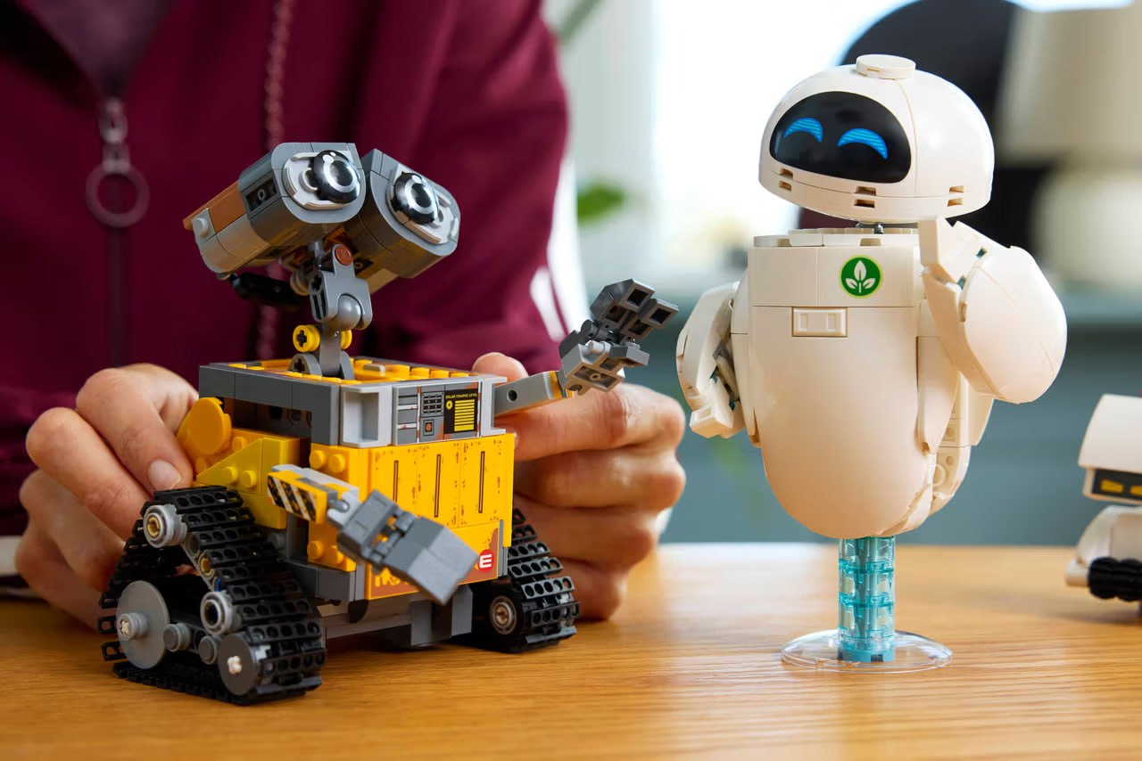 А вот первый вариант подарка на новый год  Lego выпустили конструктор по мультфильму «ВАЛЛ-И». В набор входят фигурки главного героя, его подруги Евы, робота-уборщика и маленького таракана. Для сборки потребуется 811 деталей.  ⏰Продажи начнутся уже 1 сентября, стоимость набора — 70 долларов  примерно 5700 рублей .  Что думаете?   — Круто!   — Ну такое…  #МаркетинговыйХод  Подписаться.Маркетинг на 360