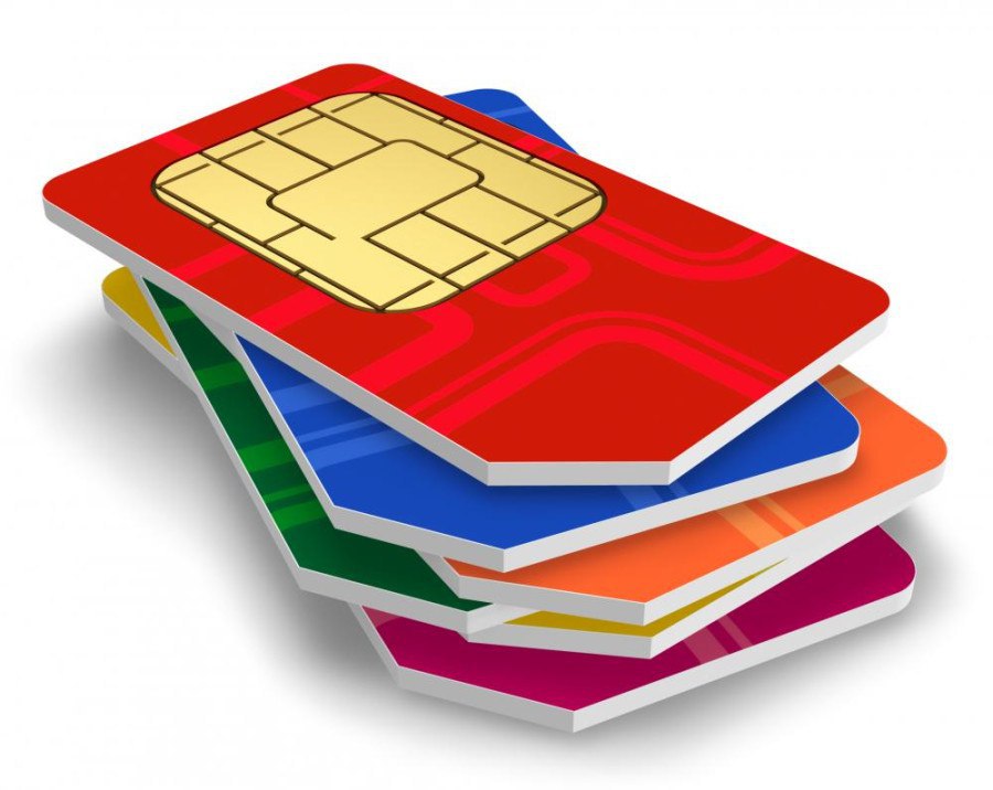Новые правила приобретения SIM-карт для иностранных граждан С начала текущего года вступили в силу обновленные правила приобретения SIM-карт для иностранных граждан, направленные на усиление контроля и борьбу с мошенническими схемами, а также с нелегальным оборотом SIM-карт. Данные изменения не затрагивают граждан Российской Федерации и касаются исключительно иностранных граждан и лиц без гражданства. В соответствии с новыми правилами, заключение договора на оказание услуг связи возможно только при личном посещении центра обслуживания абонентов. Это позволяет операторам связи удостовериться в личности абонента и предотвратить использование поддельных документов. Количество SIM-карт, оформленных на одного иностранного гражданина, ограничено десятью номерами, включая корпоративные SIM-карты. Данное ограничение введено для предотвращения массовой скупки SIM-карт и их использования в противоправных целях. Для заключения договора требуется предоставить СНИЛС, данные учетной записи на портале Госуслуг, а также подтвердить личность посредством биометрических данных, зарегистрированных в Единой биометрической системе ЕБС . Кроме того, в договоре обязательно указывается уникальный номер устройства IMEI , состоящий из 15 знаков. Иностранным гражданам, которые уже являются владельцами SIM-карт, необходимо подтвердить свою личность в центре обслуживания абонентов до 1 июля 2025 года. Для этого потребуется предоставить СНИЛС, данные учетной записи на портале Госуслуг, IMEI устройства и пройти биометрическую идентификацию. В случае, если на иностранного гражданина оформлено более 10 SIM-карт, необходимо расторгнуть лишние договоры. В противном случае, с 1 июля 2025 года оказание услуг связи по всем номерам будет приостановлено.