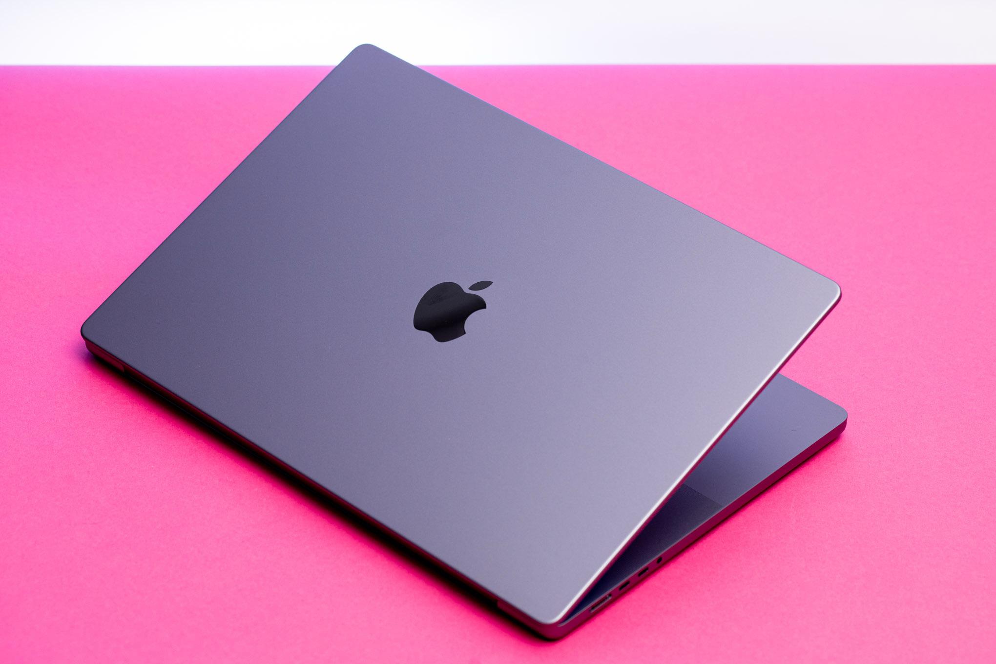 Apple готовит бюджетный MacBook Работать он будет на чипе A18 Pro с диагональю экрана 12,9” минимальная стоимость $599-$699 Apple готовится представить его в конце 2025 года или начале 2026.