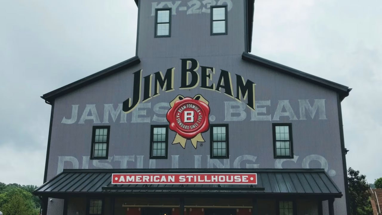 В США компания Jim Beam на год приостановит работу основного завода по производству бурбона спрос на напиток упал из за тарифной войны Трампа с Канадой Дело в том что экономическая политика президента США в отношении ближайшего соседа привела к бойкоту американского алкоголя продажи виски упали более чем на 60 В связи с этим на складах в Кентукки сейчас хранится более 16 млн баррелей виски а производство снижено до значений 2018 года В компании заявили что приостановка работы завода продиктована необходимостью найти баланс между спросом и предложением А паузой воспользуются чтобы обновить оборудование Мы планируем приостановить дистилляцию на нашей основной винокурне в кампусе James B Beam на 2026 год чтобы воспользоваться возможностью и инвестировать в модернизацию объекта Судьба сотрудников коих на заводе насчитывалось около 1500 пока неизвестна В компании заявили что планируют наилучшим образом использовать наши трудовые ресурсы в период перехода Но падение экспорта не единственная сложность для производителей бурбона Статистика показывает что в последние годы американцы стали меньше пить В употреблении алкоголя признаются 54 взрослого населения страны Это самый низкий показатель за последние 30 лет