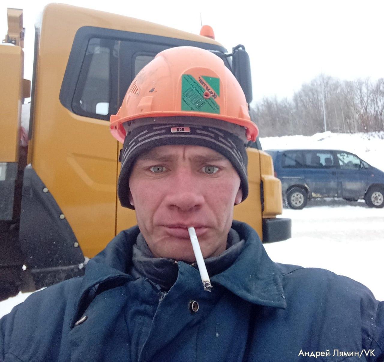 Полицейские в Самарской области заставили мужчину копать себе могилу, добиваясь признания в убийстве — «Травмпункт»  Силовики из Красноярского района 16 июня 2025 года попытались выбить из 37-летнего Андрея Лямина признание в убийстве, по которому он вместе с братом проходил обвиняемым 15 лет назад, сообщили правозащитники. В 2010 году суд оправдал братьев.  По данным «Травмпункта», силовики заставляли Лямина держать 16-килограммовую гирю, били его руками и ногами, а также не меньше 20 раз ударили шокером.  Чтобы прекратить пытки, мужчина согласился показать место, где якобы лежит труп. Когда силовики не нашли тела в указанном месте, они заставили Лямина лечь в вырытую яму и закопали, оставив на поверхности только голову.  Вернув мужчину в отдел, полицейские снова начали его бить, заставили дать показания против знакомого и отпустили. После этого силовики угрожали депортировать жену Лямина из страны  у нее нет российского гражданства  и добились отстранения мужчины от работы.  Ранее Лямин обвинялся не только в убийстве: в 2021 и 2022 годах его приговаривали к 100 и 200 часам обязательных работ по делам о повторном пьяном вождении и краже  статьи 264.1 и 158 УК РФ .  #Самарскаяобласть