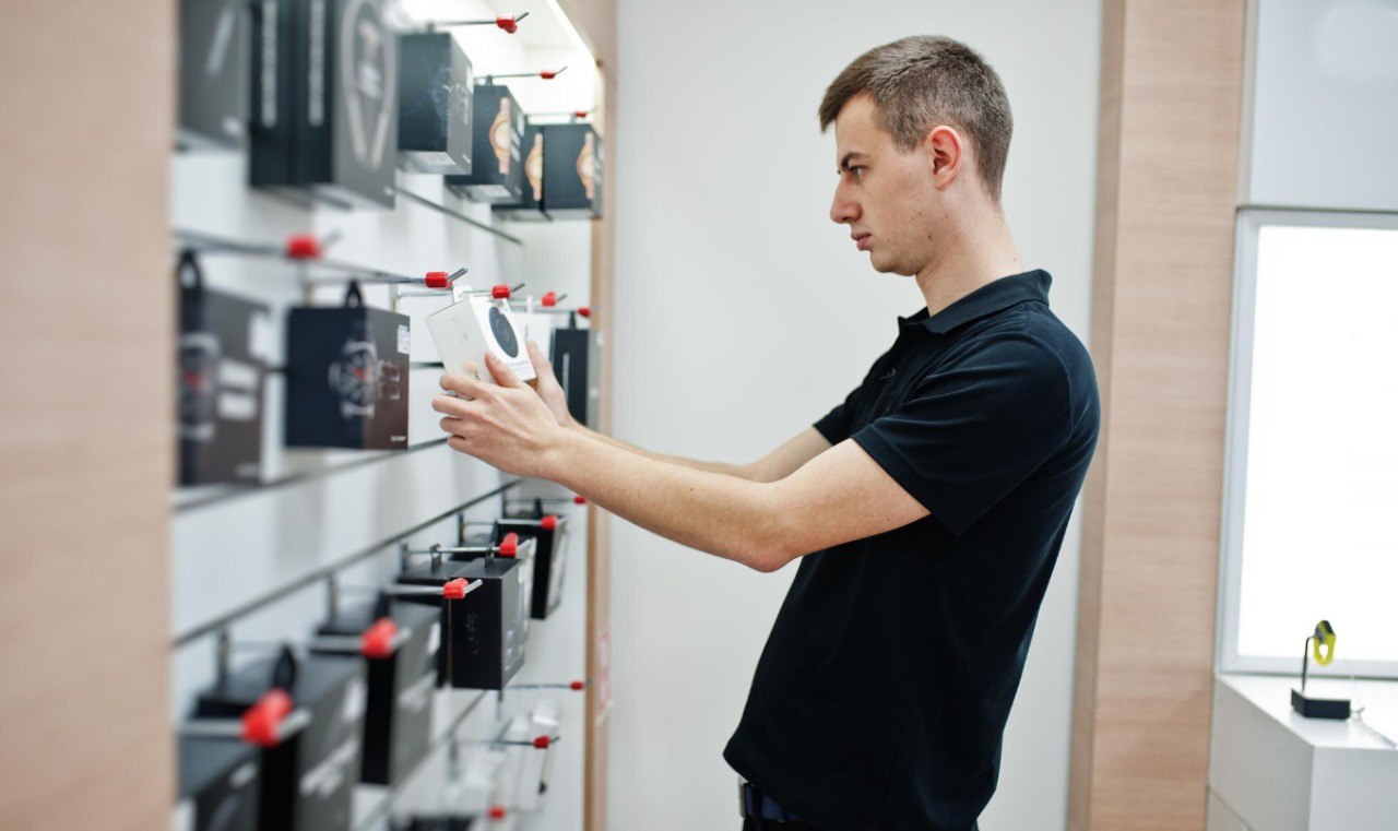 Ситилинк разгонит продавцов и закроет магазины но продолжит работать Холдинг Merlion проводит реорганизацию сети Ситилинк переориентируя её на онлайн продажи По словам гендиректора Merlion Олега Фоменко традиционная офлайн модель больше не работает и компания будет использовать общие ресурсы холдинга Упразднено отдельное руководство Ситилинка управление складами и логистикой централизовано Из за изменения поведения покупателей которые выбирают товары через сайт а не в магазинах компания отказывается от консультантов и кредитных специалистов Часть магазинов преобразуется в дарксторы к концу 2025 года планируется открыть 27 таких хабов Компания сократит количество традиционных магазинов с 1000 точек в 2022 году до чуть более 100 полноформатных магазинов и 300 пунктов выдачи при этом число ПВЗ в дальнейшем планируется увеличить до 500 iguides