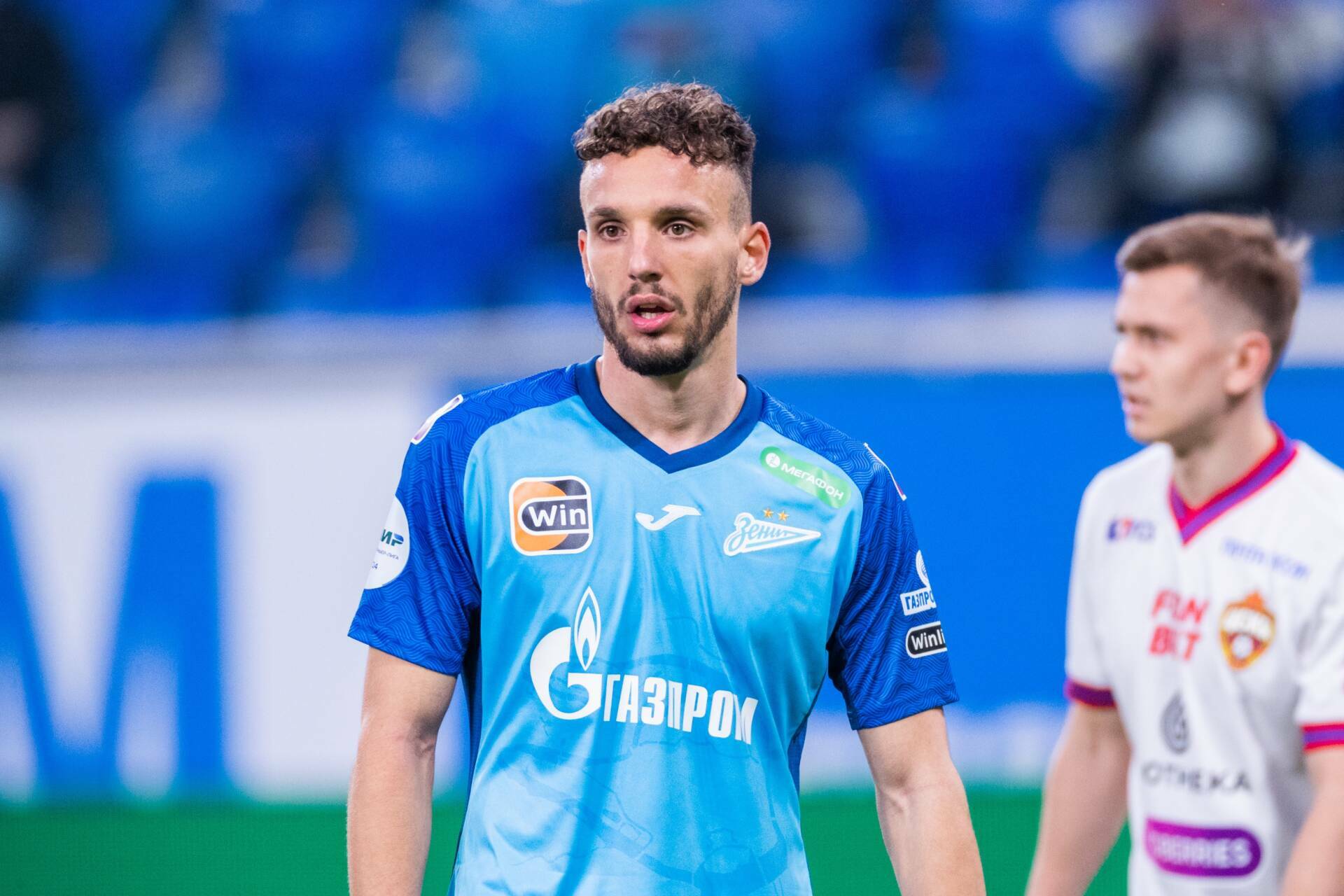 Зенит отдаст Эраковича в Црвену Звезду Защитник петербургского Зенита Страхиня Эракович продолжит карьеру в Сербии Согласно данным издания Mozzart Sport сделка о его переходе в белградскую Црвену Звезду полностью согласована Трансфер будет оформлен по схеме аренды с опцией последующего выкупа Црвена Звезда получит Эраковича в аренду до лета после чего до 31 августа сможет выкупить его контракт за 3 5 миллиона евро В случае активации этого права футболист подпишет с сербским клубом долгосрочное соглашение на четыре года Кроме того Зенит сохранит за собой 50 от суммы любой будущей перепродажи игрока Читать полностью